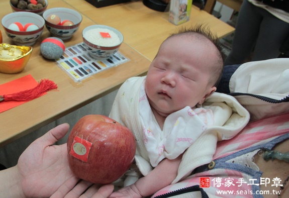 張寶寶(新北永和區嬰兒寶寶滿月剃頭理髮、免費嬰兒剃胎毛儀式吉祥話)。中國風會場，爸媽寶貝免費穿「日中韓」古裝禮服。專業拍照、DVD光碟、證書。★購買「臍帶章、肚臍章、胎毛筆刷印章」贈送：剃頭、收涎、抓周，三選一。 2015.10.31 照片8